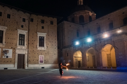Performance di danza davanti al Palazzo Ducale di Urbino
